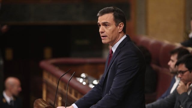 Pedro Sanchez erhielt 167 Ja-Stimmen, 165 Abgeordnete stimmten gegen ihn. Pedro Sanchez erhielt 167 Ja-Stimmen, 165 Abgeordnete stimmten gegen ihn.
