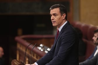 Pedro Sanchez erhielt 167 Ja-Stimmen, 165 Abgeordnete stimmten gegen ihn.