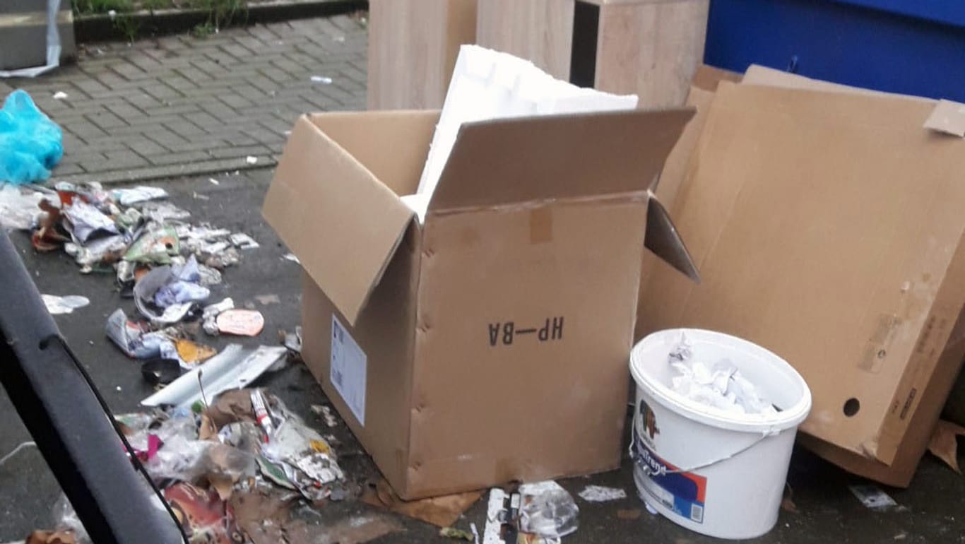 Unrat liegt auf der Straße: Die Waste Watcher in Hagen decken illegale Müllablagerungen auf.