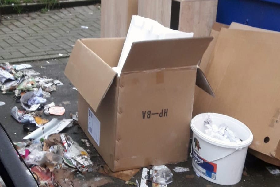 Unrat liegt auf der Straße: Die Waste Watcher in Hagen decken illegale Müllablagerungen auf.