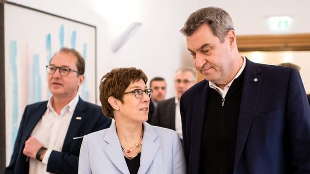 Im Gespräch: Die CDU-Vorsitzende Annegret Kramp-Karrenbauer und CSU-Chef Markus Söder (r. Im Gespräch: Die CDU-Vorsitzende Annegret Kramp-Karrenbauer und CSU-Chef Markus Söder (r.