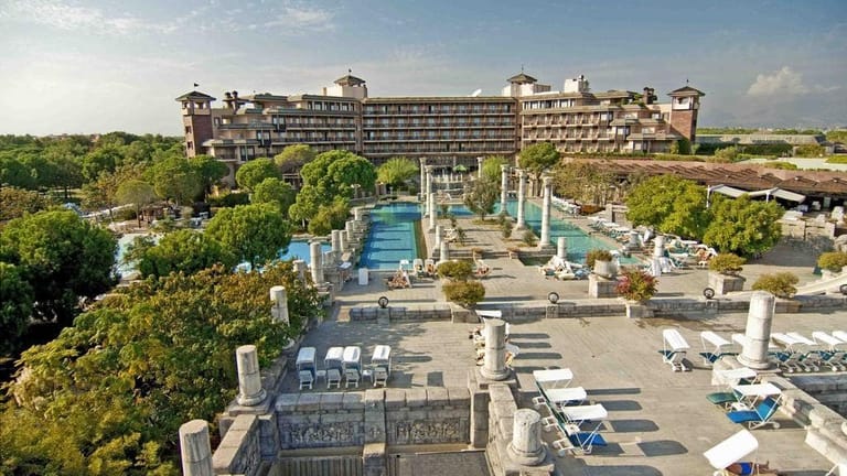 Xanadu Resort Hotel: Mit säulengesäumten Wegen, dem Pool in antikem, römischem Design und einem Amphitheater für abendliche Shows verspricht das Fünf-Sterne-Resort am Ortsrand von Belek einen einzigartigen Urlaub.