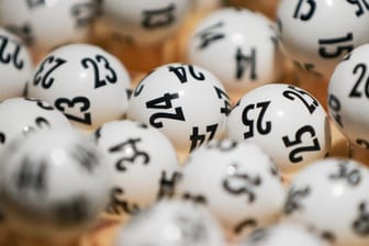 Lottokugeln: Das Jahr 2019 hat deutschlandweit 125 Lottospielern Millionengewinne gebracht. (Archivbild)