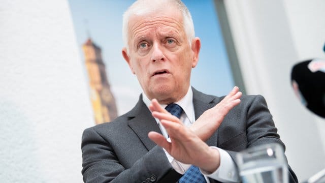 Basta! Fritz Kuhn (Bündnis 90/Die Grünen), Oberbürgermeister von Stuttgart, tritt nicht mehr zur Oberbürgermeister-Wahl im Herbst an. Basta! Fritz Kuhn (Bündnis 90/Die Grünen), Oberbürgermeister von Stuttgart, tritt nicht mehr zur Oberbürgermeister-Wahl im Herbst an.