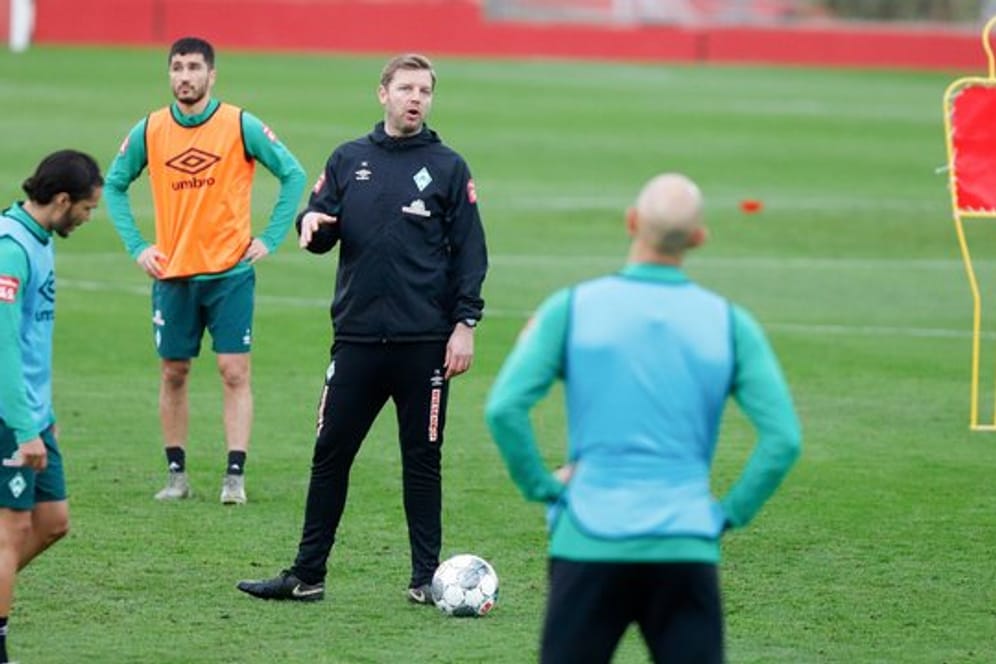 Gönnt den Spielern im Trainingslager auf Mallorca auch Freizeit: Werder-Trainer Florian Kohfeldt (M).