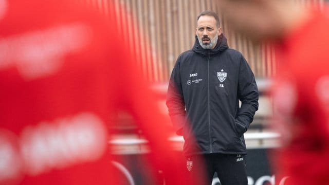 Der neue Trainer des VfB Stuttgart bei seinem ersten Training mit dem Team: Pellegrino Matarazzo. Der neue Trainer des VfB Stuttgart bei seinem ersten Training mit dem Team: Pellegrino Matarazzo.