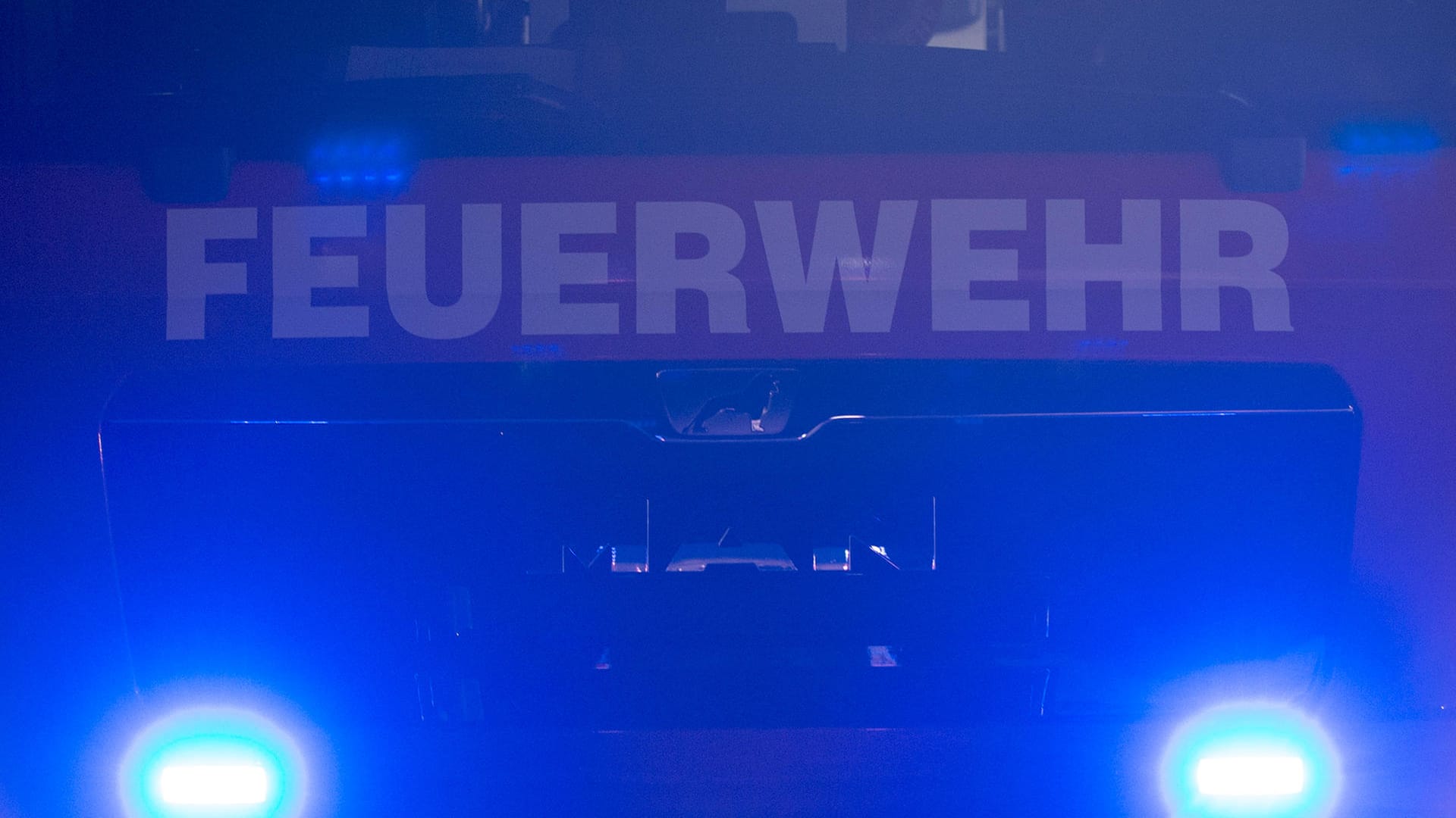 Feuerwehrfahrzeug im blauen Licht: Ein Löschzug wurde in Nürnberg von einem Mann behindert. Feuerwehrfahrzeug im blauen Licht: Ein Löschzug wurde in Nürnberg von einem Mann behindert.