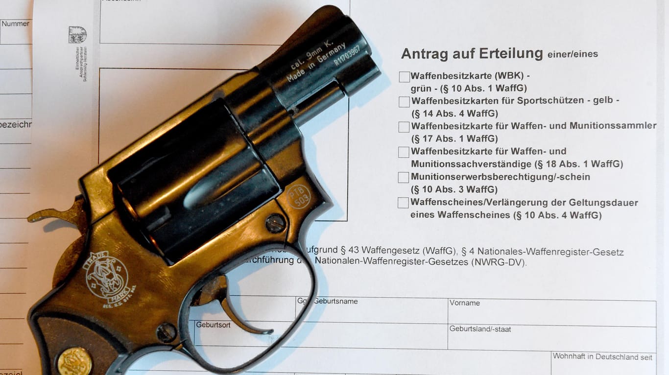 Ein Revolver auf einem Antrag für die Ausstellung eines Waffenscheins: Die Polizei verwies darauf, dass der Mann durch sie besser geschützt sei als durch Waffen. (Symbolbild)