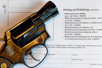 Ein Revolver auf einem Antrag für die Ausstellung eines Waffenscheins: Die Polizei verwies darauf, dass der Mann durch sie besser geschützt sei als durch Waffen. (Symbolbild)