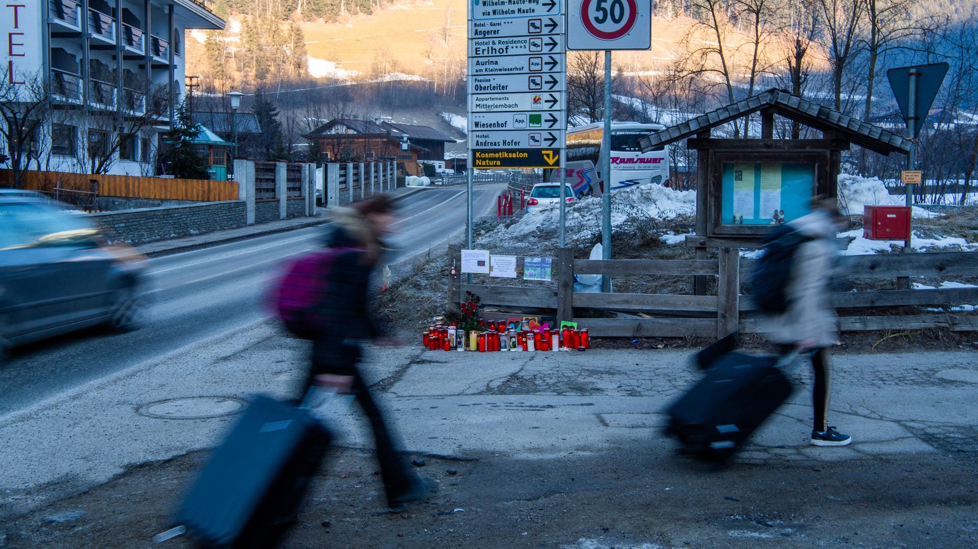 Reisende gehen an Blumen und Kerzen am Unfallort vorbei: Dem betrunkenen Unfallfahrer droht eine lange Haftstrafe. Reisende gehen an Blumen und Kerzen am Unfallort vorbei: Dem betrunkenen Unfallfahrer droht eine lange Haftstrafe.