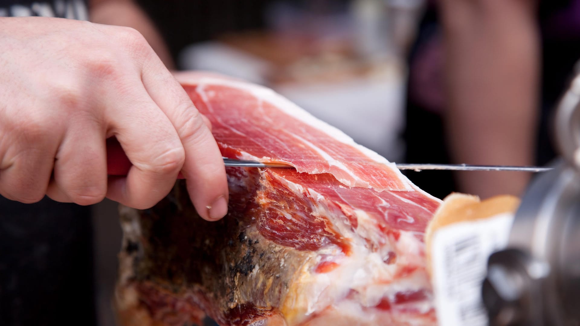 Ein Stück Parmaschinken: Hauchdünn geschnitten schmeckt er am besten.