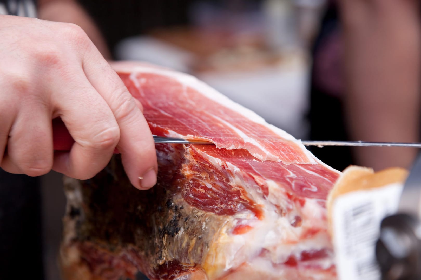 Ein Stück Parmaschinken: Hauchdünn geschnitten schmeckt er am besten.