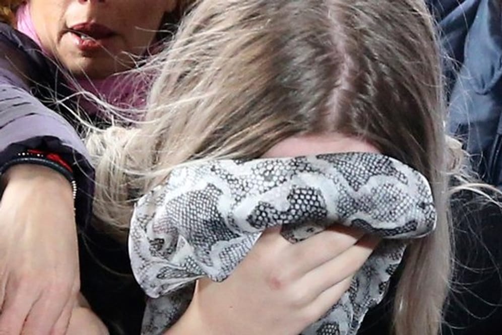 Die 19-jährige Britin trifft vor dem Gericht in Famagusta ein.