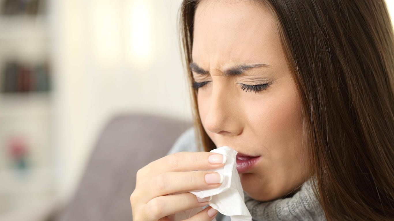 Schadstoffe in der Wohnung: Diese können Allergien auslösen und zu Atembeschwerden, Kopfschmerzen sowie Reizungen von Schleimhäuten, Augen oder der Haut führen.