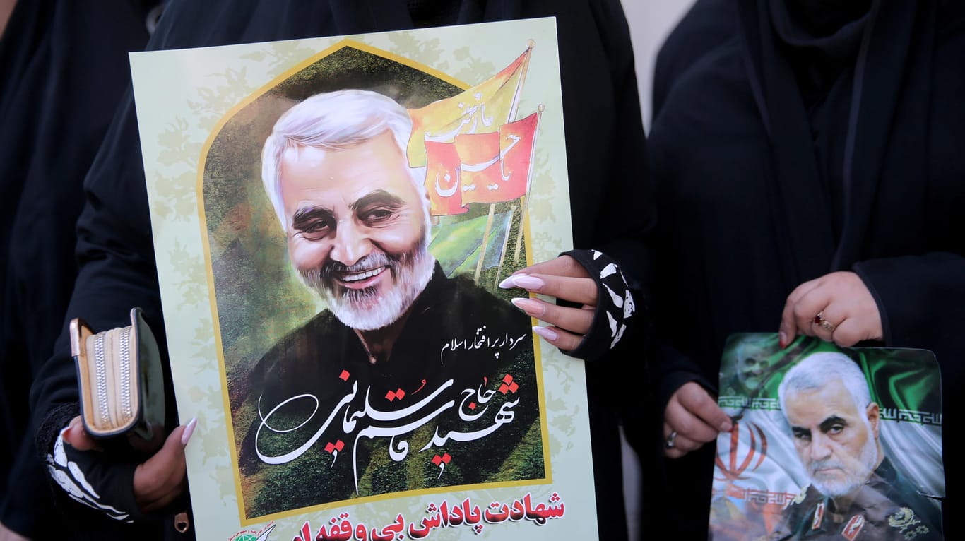 Ein Foto von Ghassem Soleimani bei einem Trauermarsch in Teheran.