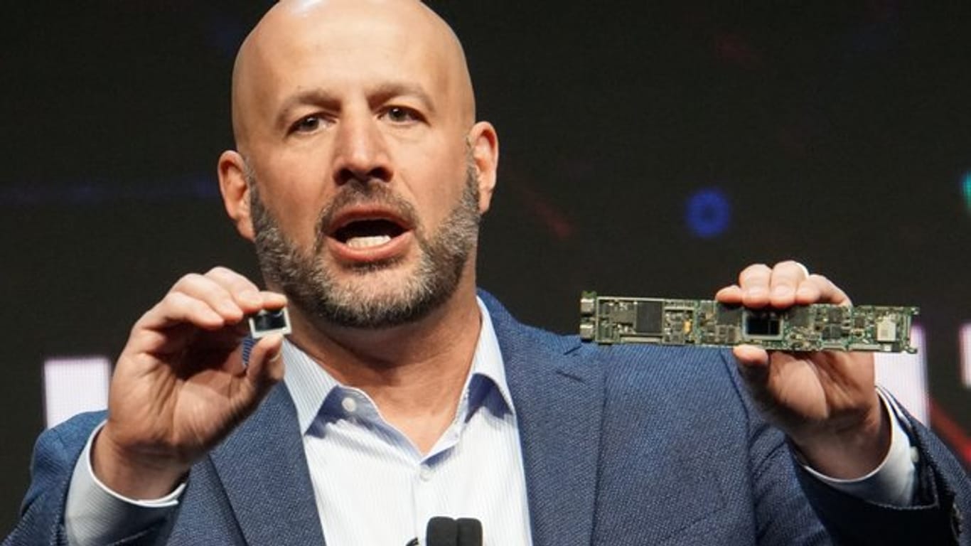 Intel-Manager Gregory Bryant zeigt auf der Technikmesse CES in Las Vegas die neuen Mikroprozessoren des Chip-Konzerns mit dem Namen „Tiger Lake“.