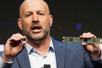 Intel-Manager Gregory Bryant zeigt auf der Technikmesse CES in Las Vegas die neuen Mikroprozessoren des Chip-Konzerns mit dem Namen „Tiger Lake“.