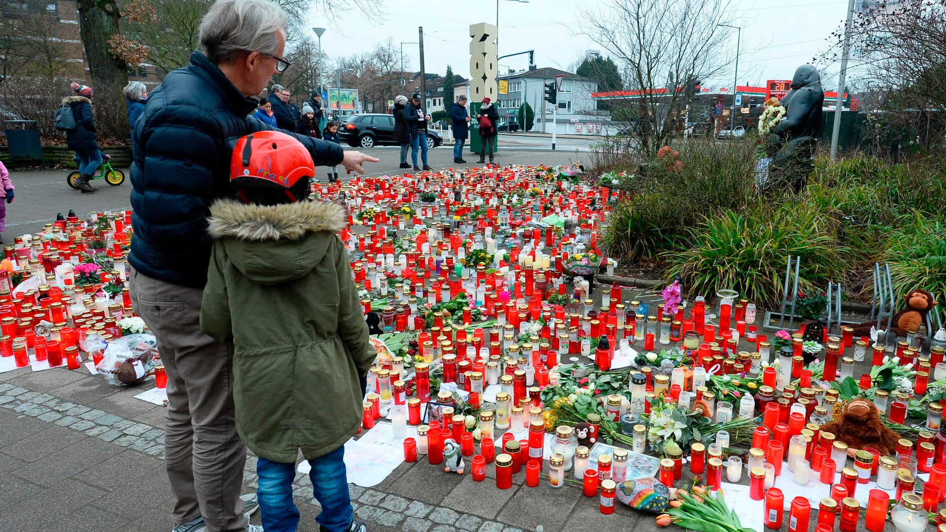 Ein Meer von Kerzen und Blumen liegt vor dem Eingang des Zoos: Bei dem Feuer in der Nacht zu Neujahr starben mehr als 30 Gorillas, Orang-Utans und Schimpansen.