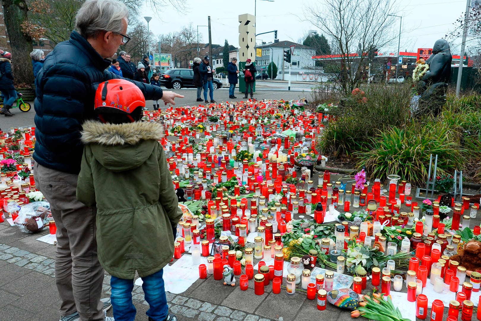 Ein Meer von Kerzen und Blumen liegt vor dem Eingang des Zoos: Bei dem Feuer in der Nacht zu Neujahr starben mehr als 30 Gorillas, Orang-Utans und Schimpansen.