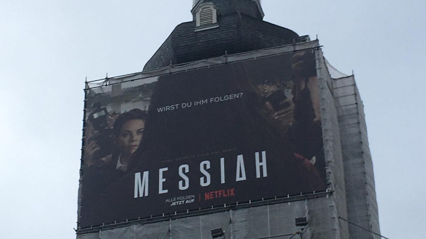 Ein "Messiah"-Plakat hängt an einer Kirche: Mit der Plakatierung möchte die Kirche am Kolk in Wuppertal die Sanierungskosten bezahlen.