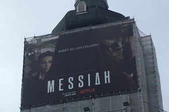 Ein "Messiah"-Plakat hängt an einer Kirche: Mit der Plakatierung möchte die Kirche am Kolk in Wuppertal die Sanierungskosten bezahlen.