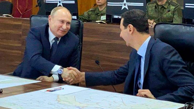 Putin trifft Assad in Damaskus: Die Staatschefs trafen sich in einem Militärstützpunkt, besuchten später eine Moschee sowie eine Kirche. Putin trifft Assad in Damaskus: Die Staatschefs trafen sich in einem Militärstützpunkt, besuchten später eine Moschee sowie eine Kirche.