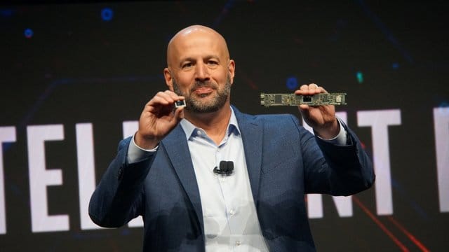 Intel-Manager Gregory Bryant zeigt auf der Technikmesse CES den neuen Mikroprozessor "Tiger Lake" mit integriertem Xe-Grafikkern (l) und ein ein weiter geschrumpftes Mainboard. Intel-Manager Gregory Bryant zeigt auf der Technikmesse CES den neuen Mikroprozessor "Tiger Lake" mit integriertem Xe-Grafikkern (l) und ein ein weiter geschrumpftes Mainboard.