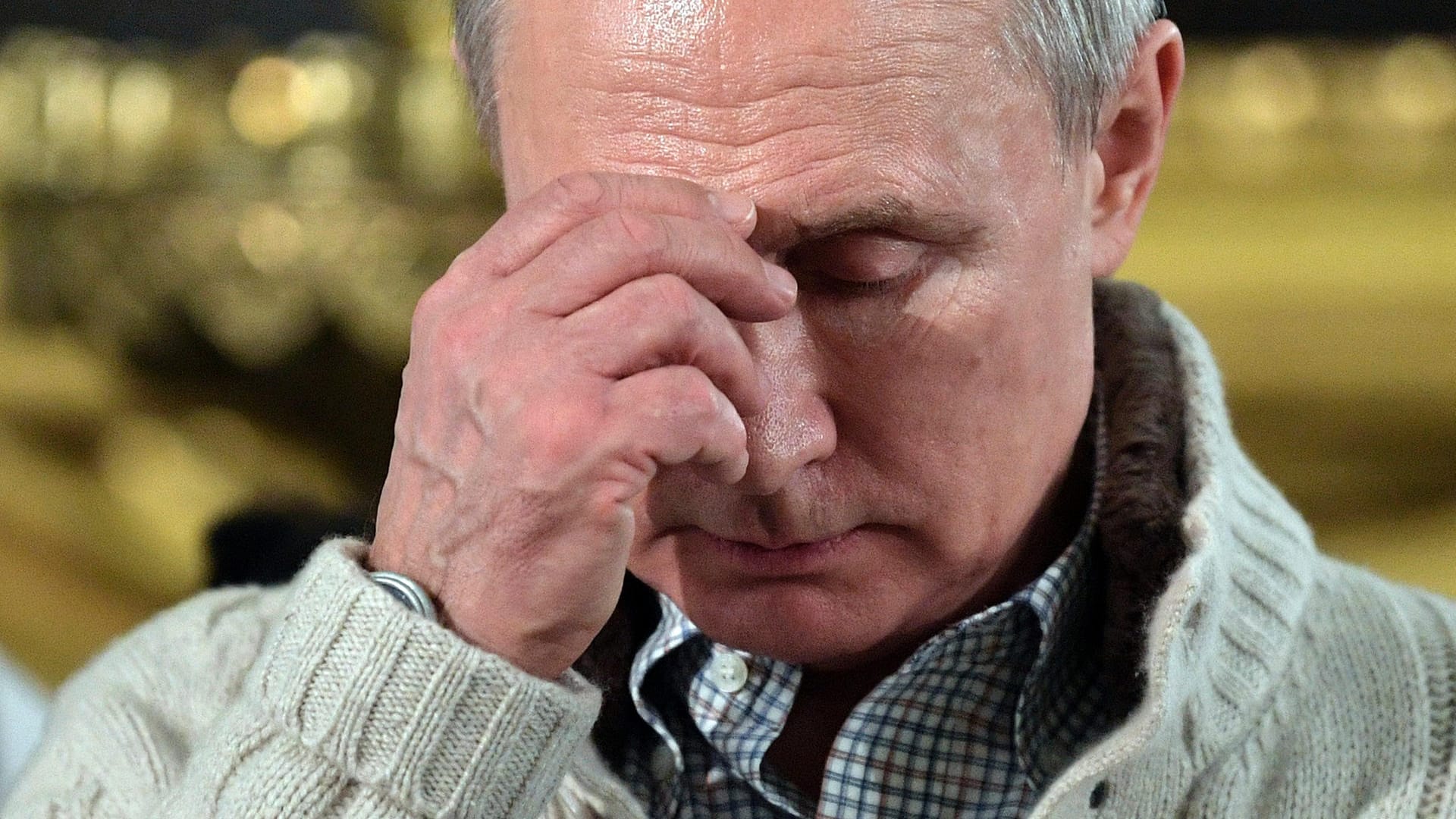 Mitternacht in Sankt Petersburg: Wladimir Putin bekreuzigt sich bei einem Weihnachtsgottesdienst.
