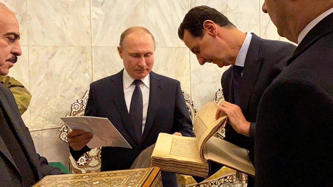 In der Omajjaden-Moschee: Assad zeigt Putin kostbare Schriften, die in dem Gotteshaus aufbewahrt werden.
