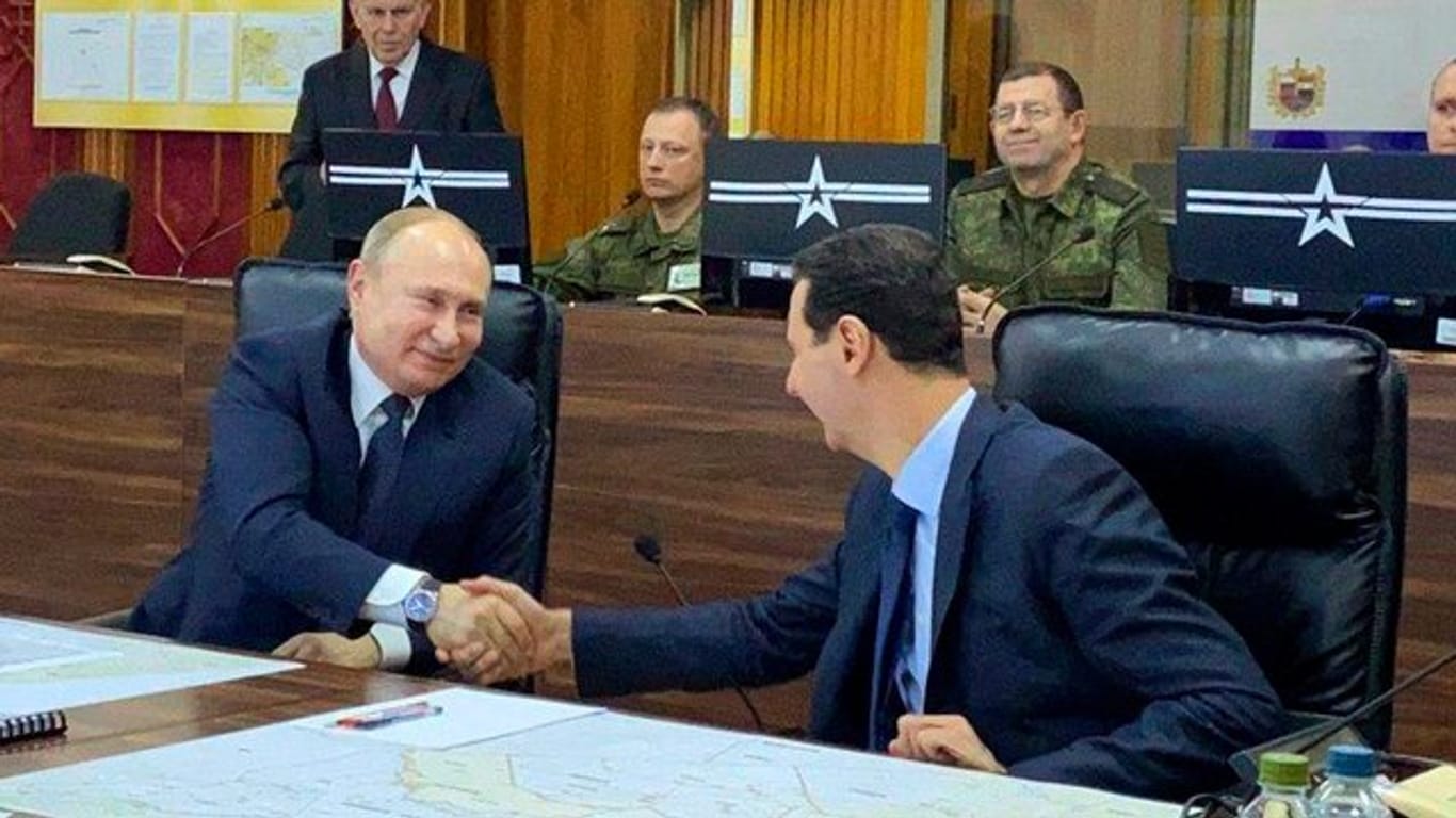 Der russische Präsident Wladimir Putin (l) trifft in Damaskus auf seinen syrischen Amtskollegen Baschar al-Assad (M).