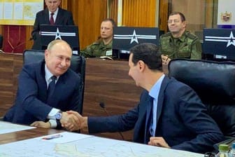 Der russische Präsident Wladimir Putin (l) trifft in Damaskus auf seinen syrischen Amtskollegen Baschar al-Assad (M).