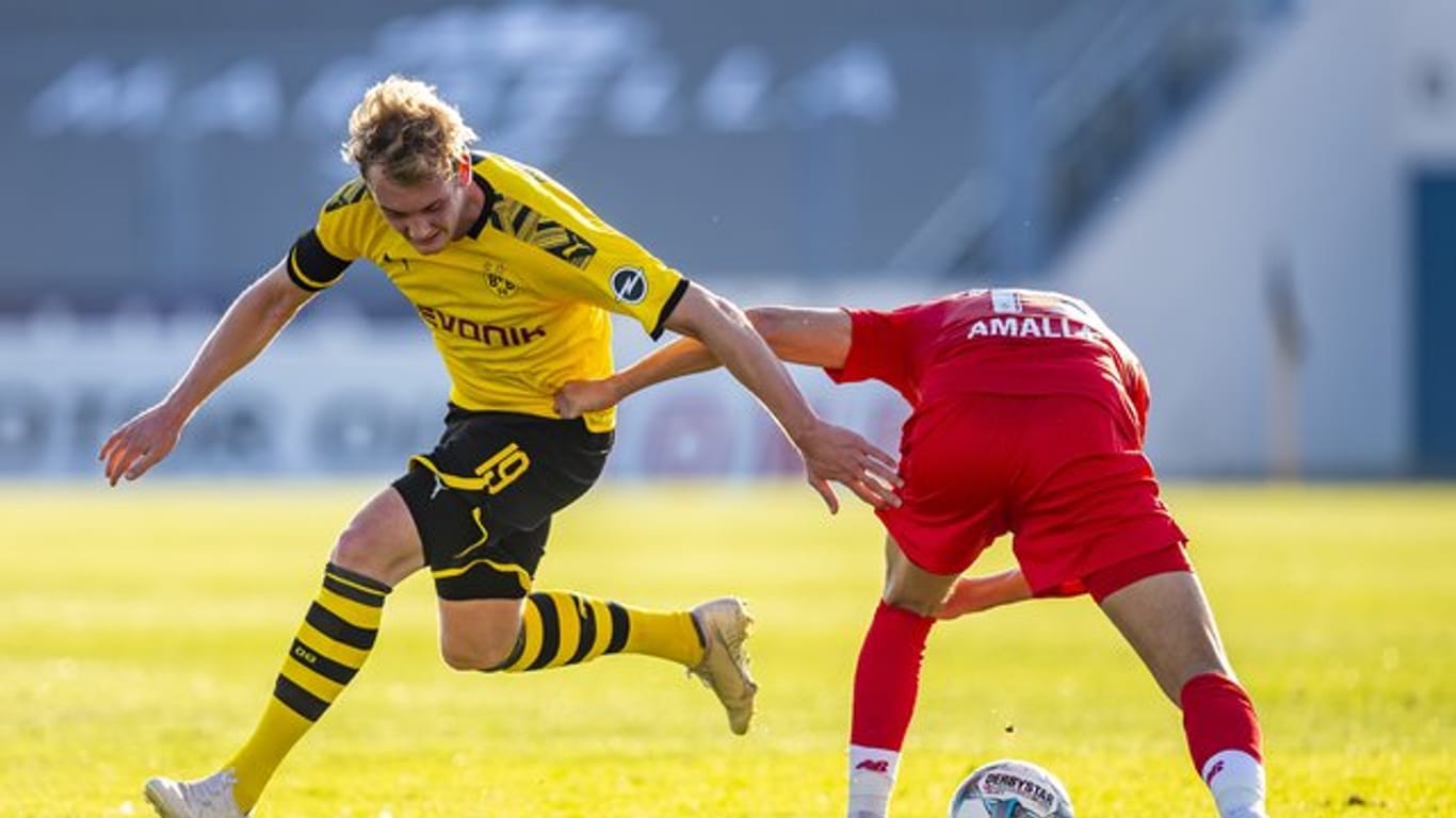 Dortmunds Julian Brandt (l) und Lüttichs Selim Amallah kämpfen um den Ball.