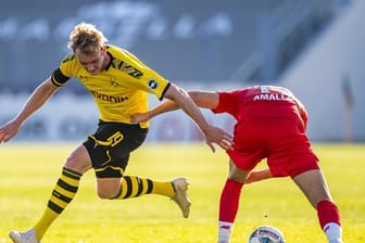 Dortmunds Julian Brandt (l) und Lüttichs Selim Amallah kämpfen um den Ball.