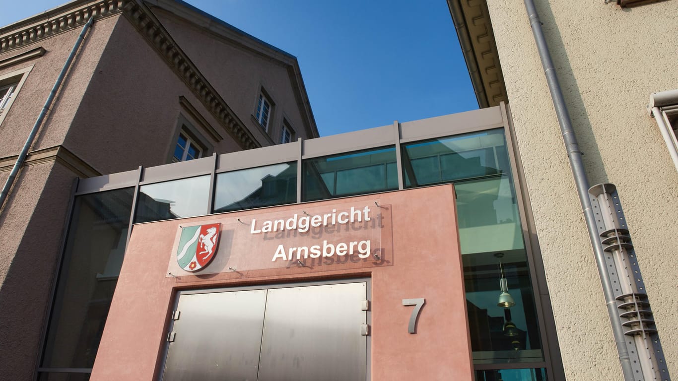 Der Eingangsbereich des Landgerichts Arnsberg: Die Mitarbeiterin wurde in der zweiten Instanz erneut verurteilt.