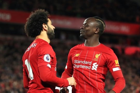 Wurde Afrikas Fußballer des Jahres: Sadio Mané (r) mit seinem Liverpooler Teamkollegen und Vorjahressieger Mohamed Salah.