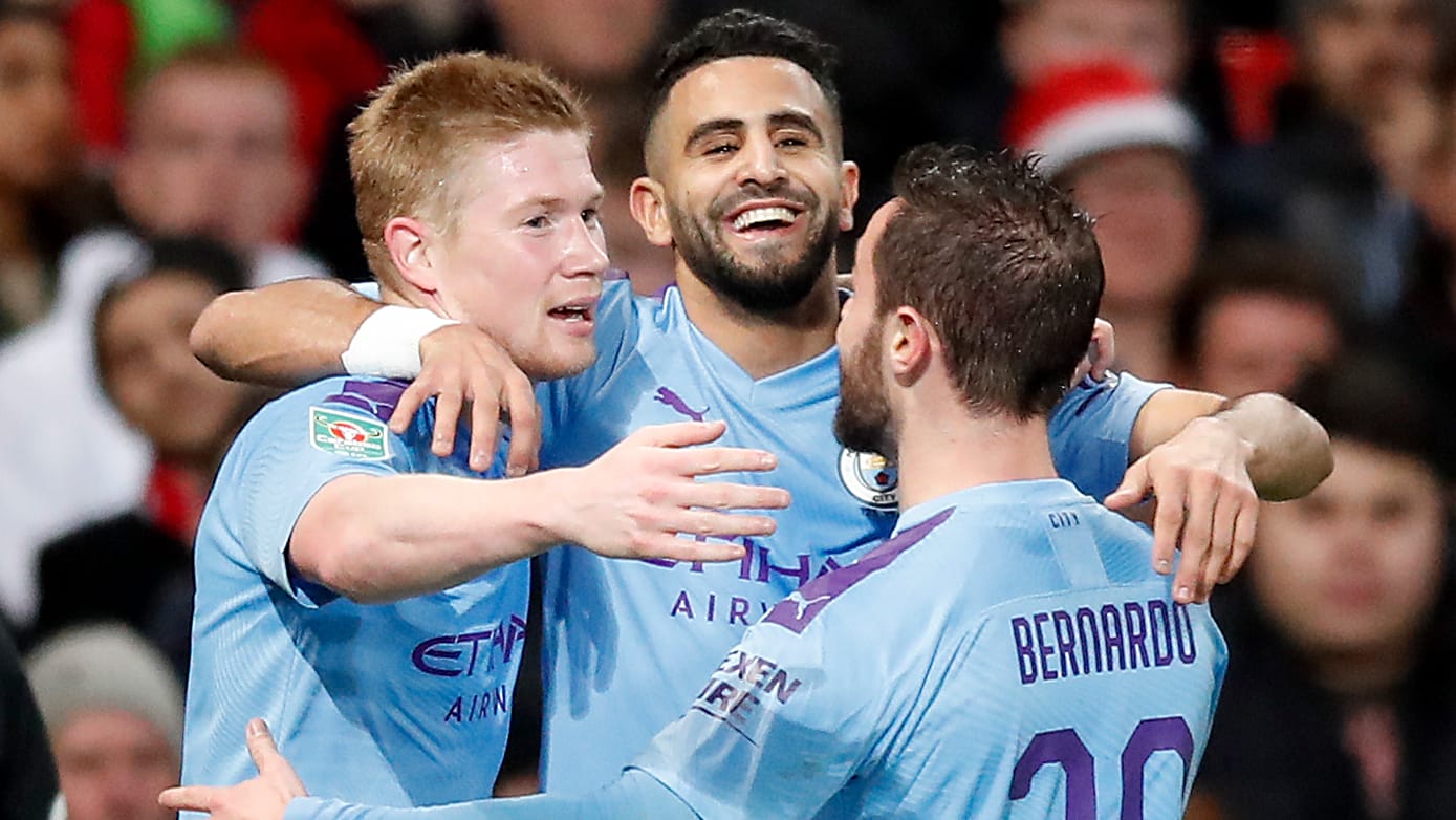 Das Team von Manchester City: De Bruyne (l.), Riyad Mahrez (M) und Bernardo Silva bejubeln den zweiten Treffer ihrer Mannschaft. Das Team von Manchester City: De Bruyne (l.), Riyad Mahrez (M) und Bernardo Silva bejubeln den zweiten Treffer ihrer Mannschaft.