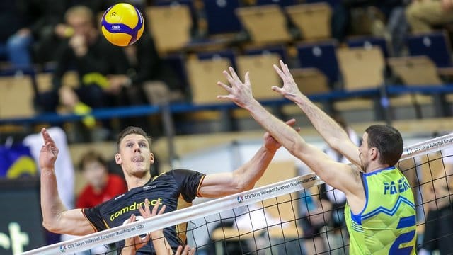 Marcus Böhme (l) versucht am Block des Slowenen Alen Pajenk vorbei zu kommen. Marcus Böhme (l) versucht am Block des Slowenen Alen Pajenk vorbei zu kommen.