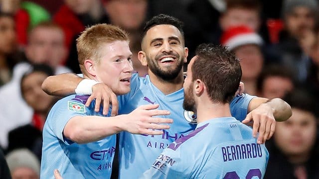 Riyad Mahrez (M) von Man City feiert mit seinen Teamkollegen Kevin De Bruyne (l) und Bernardo Silva den zweiten Treffer seines Teams. Riyad Mahrez (M) von Man City feiert mit seinen Teamkollegen Kevin De Bruyne (l) und Bernardo Silva den zweiten Treffer seines Teams.