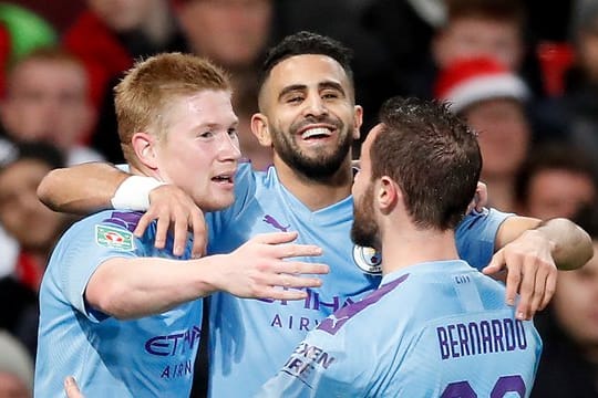 Riyad Mahrez (M) von Man City feiert mit seinen Teamkollegen Kevin De Bruyne (l) und Bernardo Silva den zweiten Treffer seines Teams.