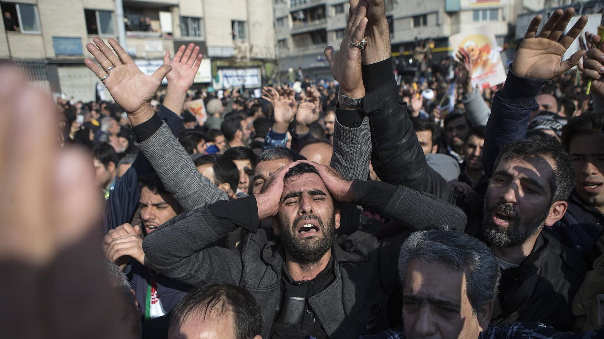 Trauermarsch für den getöteten General in Teheran.