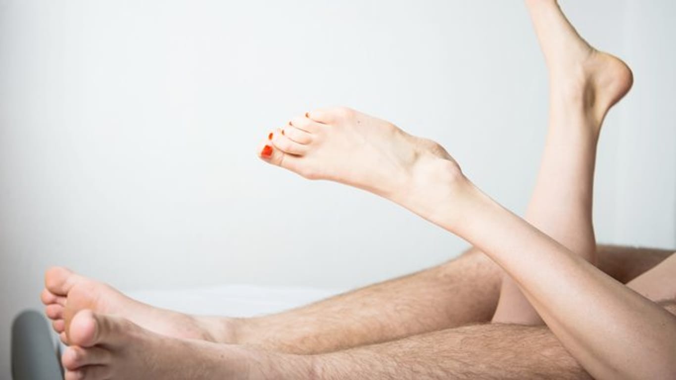 Paar im Bett: Niemand denkt beim Sex gerne an Krankheiten – doch das kann fatale Folgen haben.