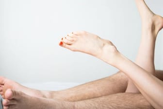 Paar im Bett: Niemand denkt beim Sex gerne an Krankheiten – doch das kann fatale Folgen haben.