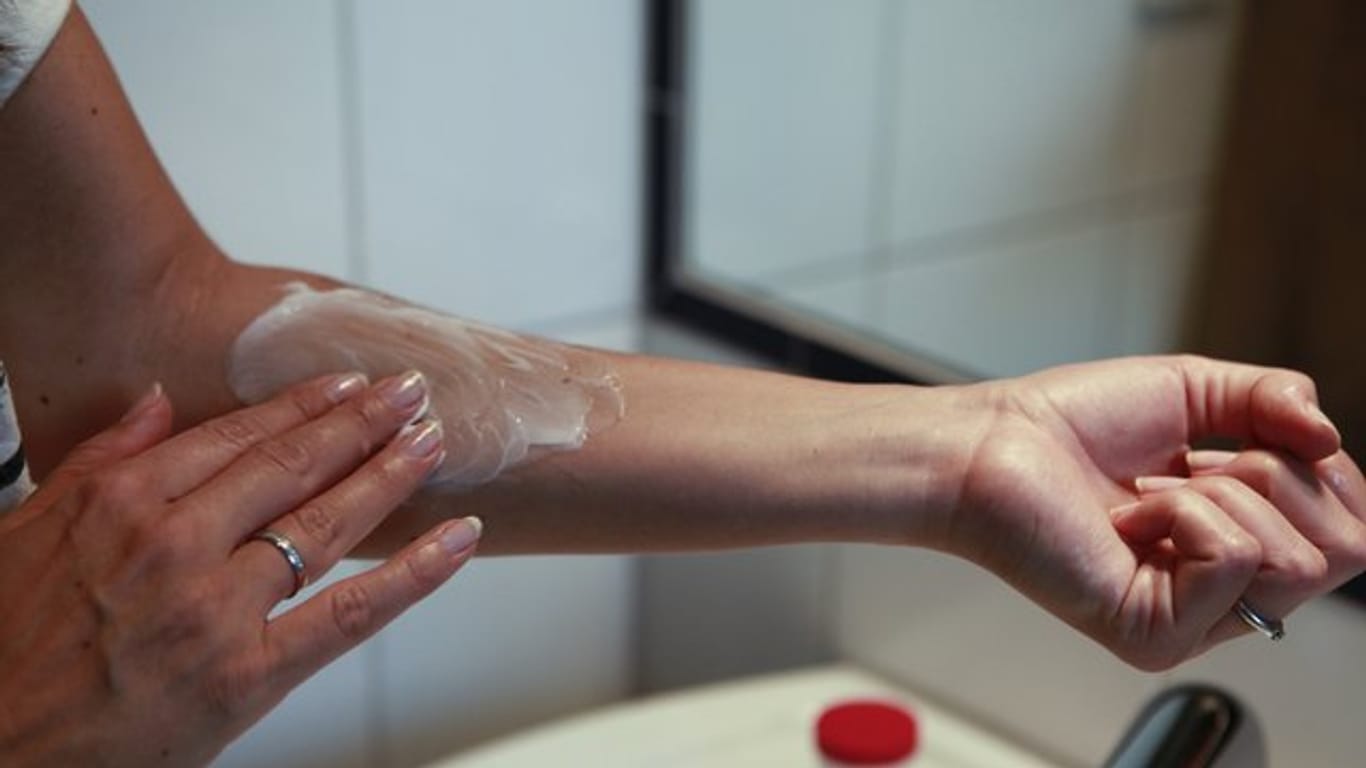 Neurodermitis: Konsequente Hautpflege ist wichtig – auch und besonders im Erwachsenenalter.