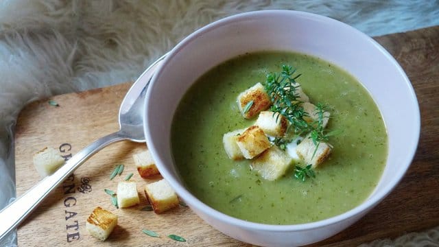 Für die Zubereitung der herrlich grünen Gemüsesuppe werden 3 Zucchini benötigt.