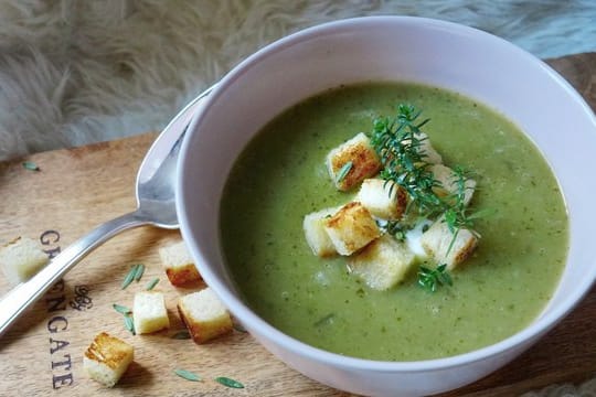 Für die Zubereitung der herrlich grünen Gemüsesuppe werden 3 Zucchini benötigt.