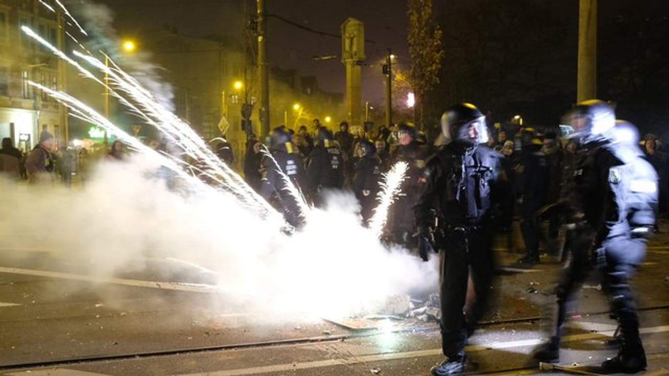 Polizisten in der Silvesternacht 2019 an einer Kreuzung im Stadtteil Connewitz: Es kam zu gewalttätigen Auseinandersetzungen.