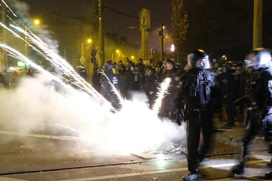 Polizisten in der Silvesternacht 2019 an einer Kreuzung im Stadtteil Connewitz: Es kam zu gewalttätigen Auseinandersetzungen.