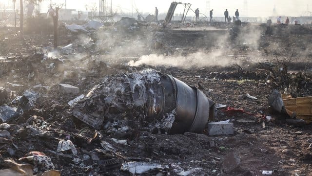 Rauchende Trümmer einer Turbine der ukrainischen Passagiermaschine am Absturzort.