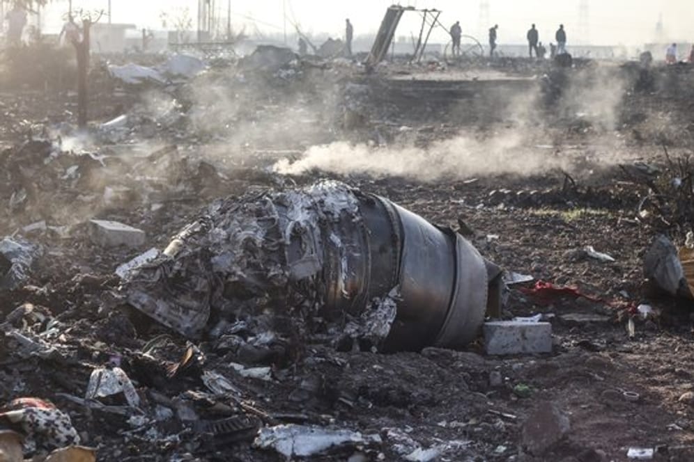 Rauchende Trümmer einer Turbine der ukrainischen Passagiermaschine am Absturzort.