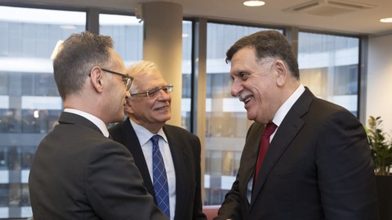 Außenminister Heiko Maas und Libyens international anerkannter Regierungschef Fajis al-Sarradsch begrüßen sich in Brüssel.